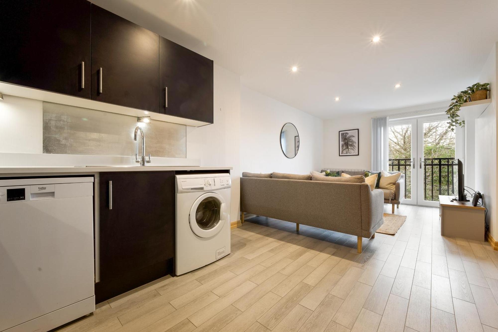 Seaside Town Centre Triplex: Spacious Retreat with Parking Bournemouth Exterior photo