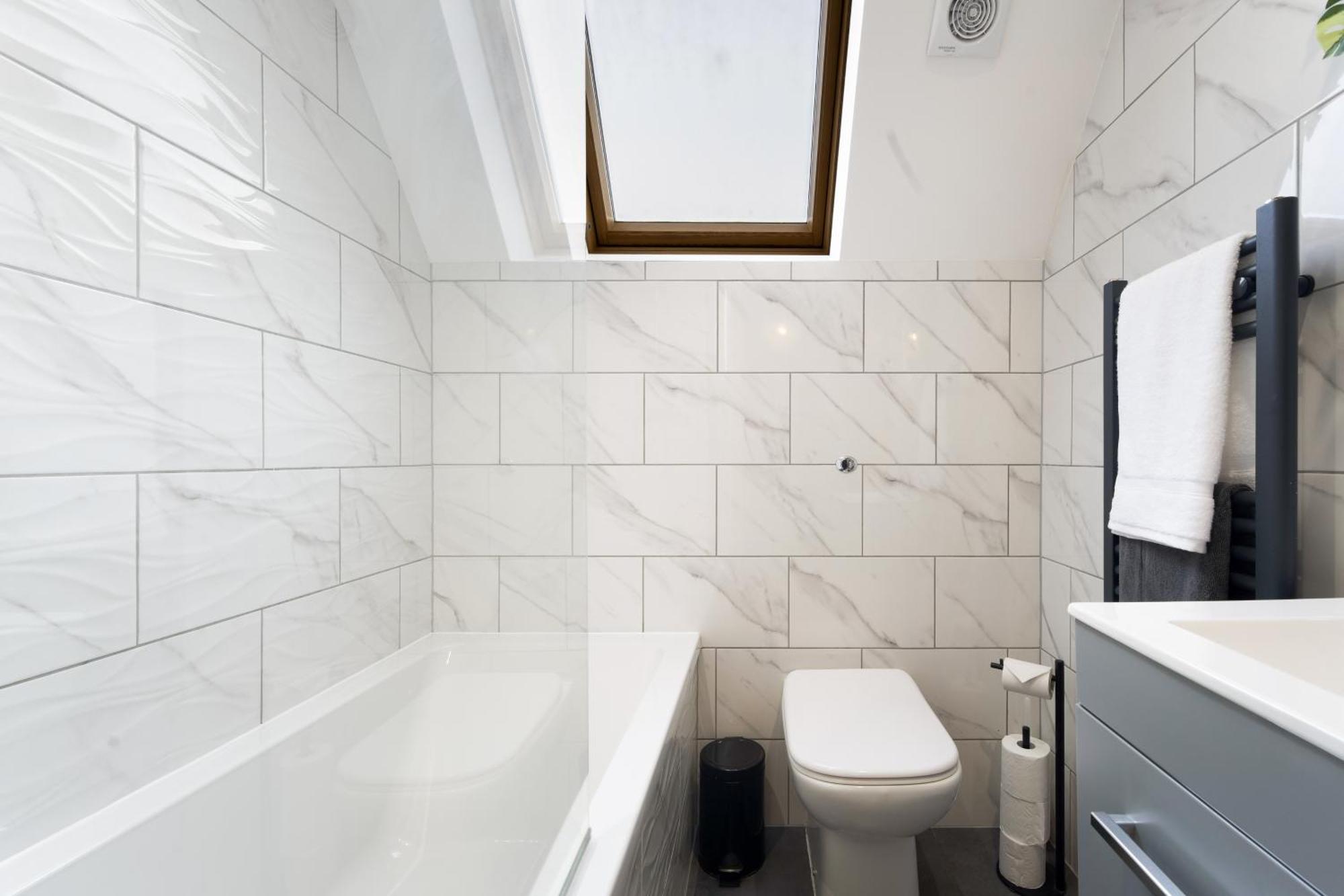 Seaside Town Centre Triplex: Spacious Retreat with Parking Bournemouth Exterior photo
